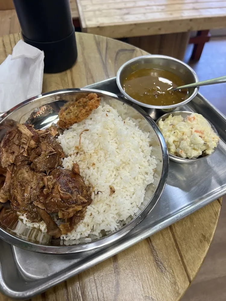 Pollo Guisado Arroz Guandules Arrepitas De Yuca Y Ensalada Rusa